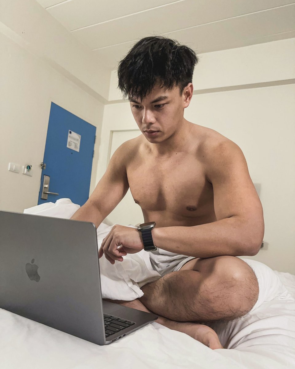 iiphat's tweet photo. สภาพคนโดนตามให้ online meeting ตอน 3 ทุ่ม 🥲 https://t.co/8oJy3IDVq8