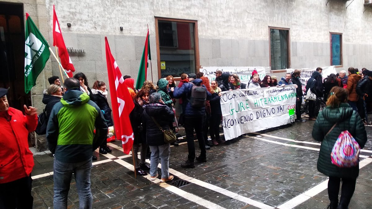 ccoonavarra's tweet photo. El primer día de huelga del sector del Ocio, Cultura y Medioambiente está siendo un éxito. 

Hoy, cerrados ➡️

👏Civivox Milagrosa 
👏Civivox Ensanche
👏Civivox Mendillorri 
👏Civivox Jus la Rocha
👏Civivox Iturrama
👏Civivox San Jorge https://t.co/VlqcmwoJ9i