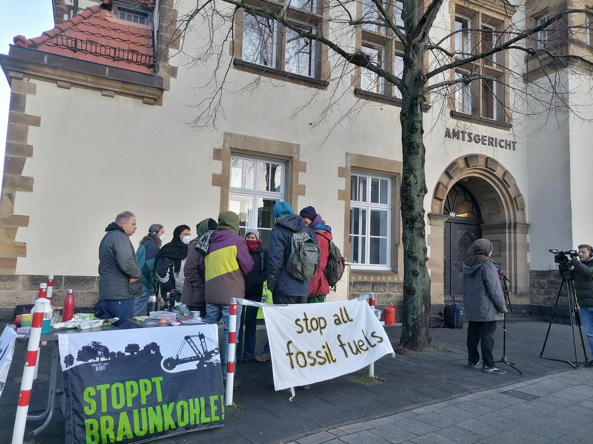 zucker_im's tweet image. Neben dem heutigen Aktionstag nicht zu vergessen: Erster Prozess vor dem Amtsgericht Grevenbroich anlässlich der #BlockNeurath-Aktion aus Nov 2021.
Ergebnis: Vertagt auf 24.1., 11:15. Stay Tuned!

#Kohleausstieg #Luetzerath