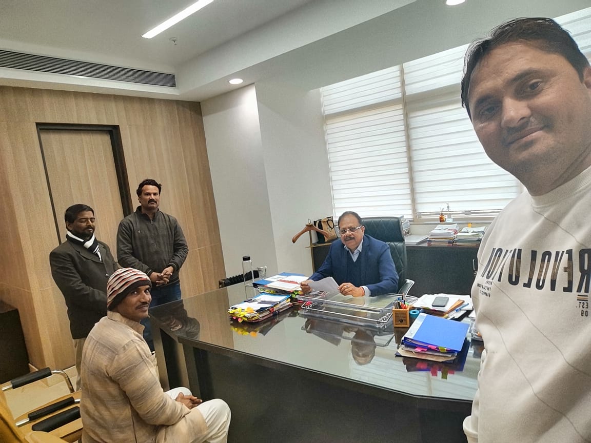 आज हमारी प्रदेश टीम ने  भोपाल बल्लभ भवन में माननीय पँचायत मंत्री जी से ओर ACS महोदय से पूर्व विधायक ममतामीना पूर्व IPS रघुवीरसिंह मीना जी ने मुलाकात करवाई ओर जल्द ही GRS के लिए महापंचायत जल्द ही तारीख मिलेगी ऐसी आशा करते है
@MamtaMeenaBJP <a href="/RSMeenaIPS/">Raghuvir Singh Meena, IPS</a> @Iamsisodia1 @GRSAssociation