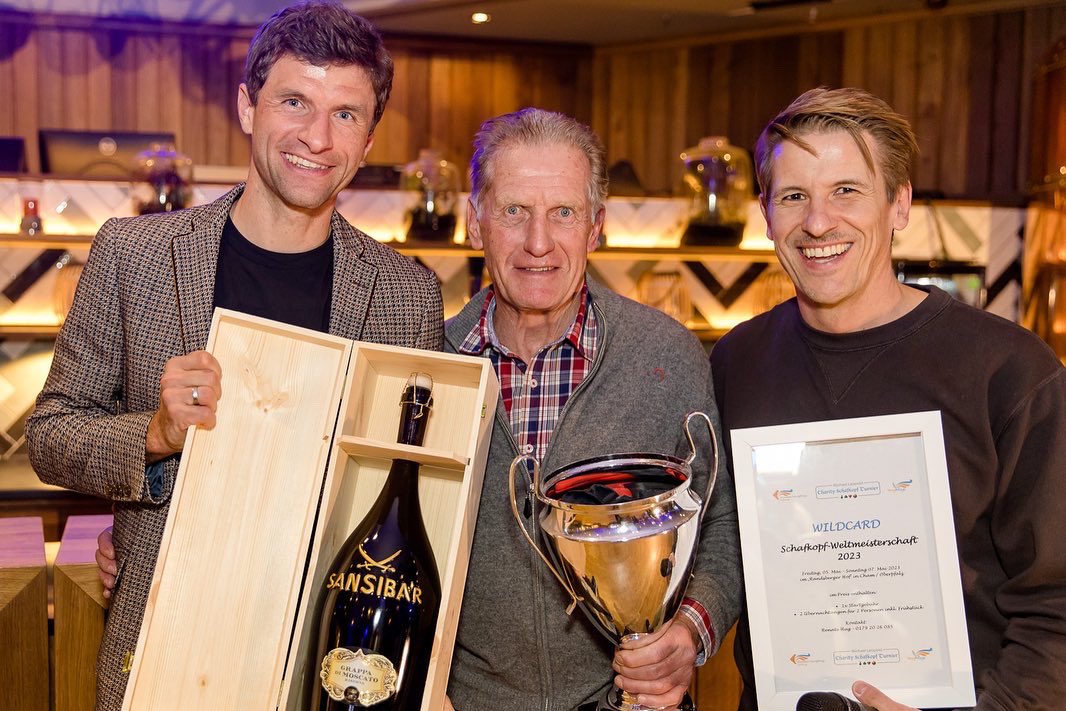 esmuellert_'s tweet photo. Eishockey-Trainerlegende Hans Zach war der große Sieger unseres Charity-Schafkopfturniers zugunsten der Nicolaidis YoungWings Stiftung. Danke an alle Partner, Mitspieler und das Organisationsteam rund um @leo71_official. 👏😀#Schafkopfen #charity #esmuellert #youngwings https://t.co/mq7cNo3f3C