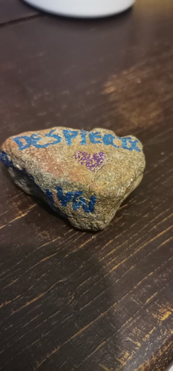 Eltexite's tweet photo. Recogí una piedra en el lago y la manosie hasta que salió esto de mi mastique mental : https://t.co/d7t6rKyIp1