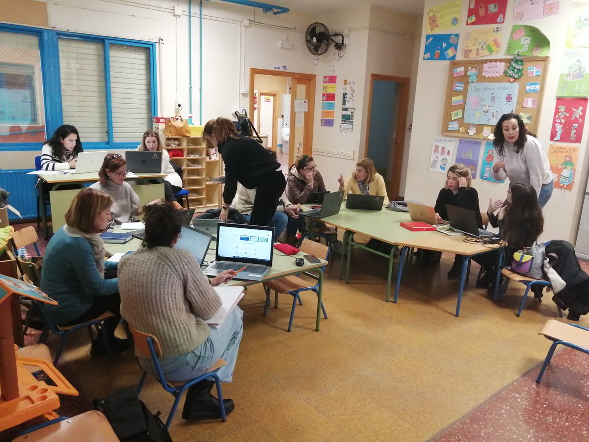 CEP_Macarena's tweet photo. Las maestras de la Escuela Infantil Santa Catalina profundizan en las posibilidades de las herramientas digitales con @Elisa_Montero @CEPSevilla @FormacProfAnd https://t.co/T5O4KlNN41