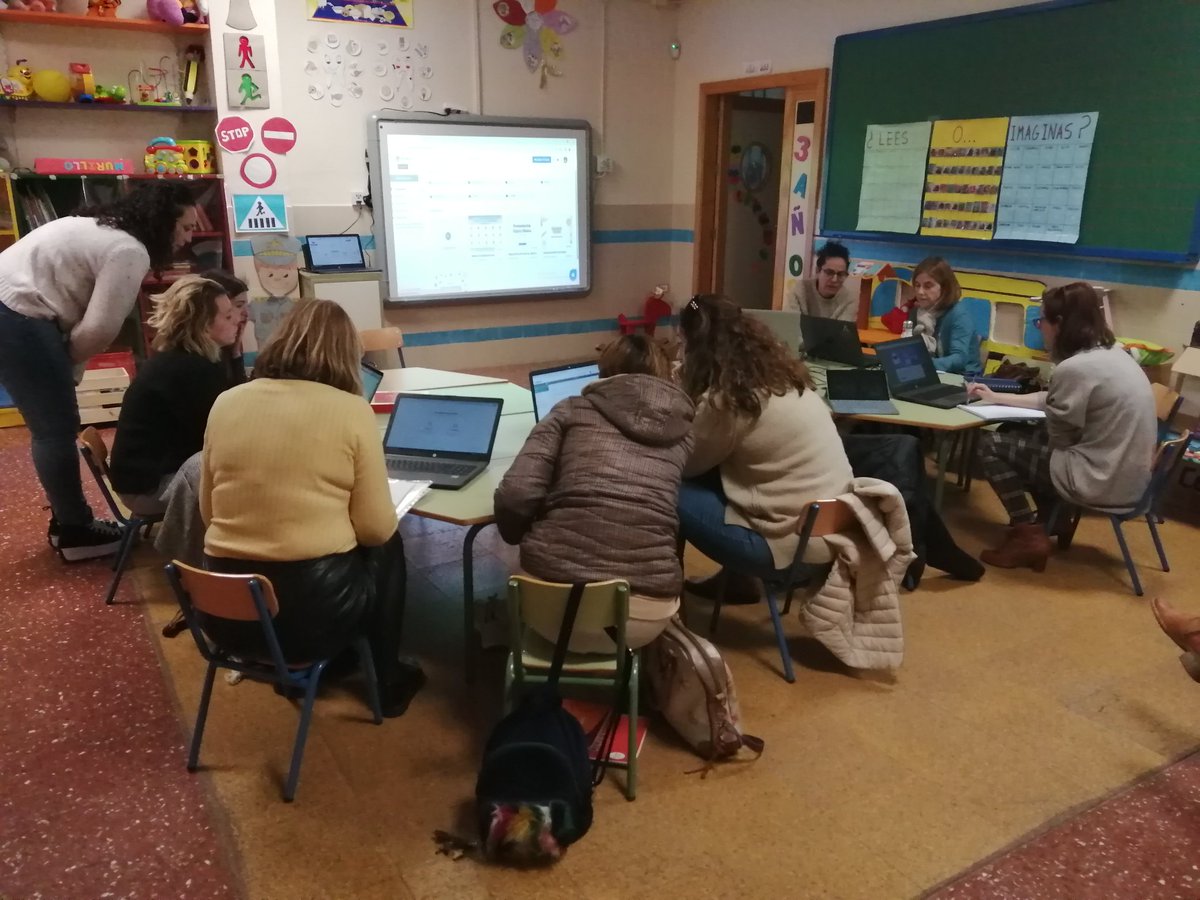 CEP_Macarena's tweet photo. Las maestras de la Escuela Infantil Santa Catalina profundizan en las posibilidades de las herramientas digitales con @Elisa_Montero @CEPSevilla @FormacProfAnd https://t.co/T5O4KlNN41