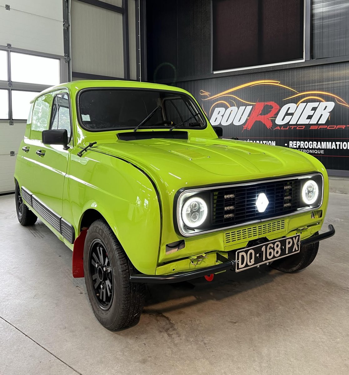 4L_Trophy's tweet photo. Projets #4Lab parrainés par @NorautoFr 🧪
Une 4L injection !⚙️
—
Antoine & Hugo se sont lancés le défi d’émettre moins de CO2 lors de leur participation au #4LTrophy2023. Découvrez leur projet !
+ d'infos sur le 𝟰𝗟 𝗟𝗮𝗯 x parrainé par #Norauto
👉 https://t.co/14vFqS03Qw https://t.co/bjITsLaqW1