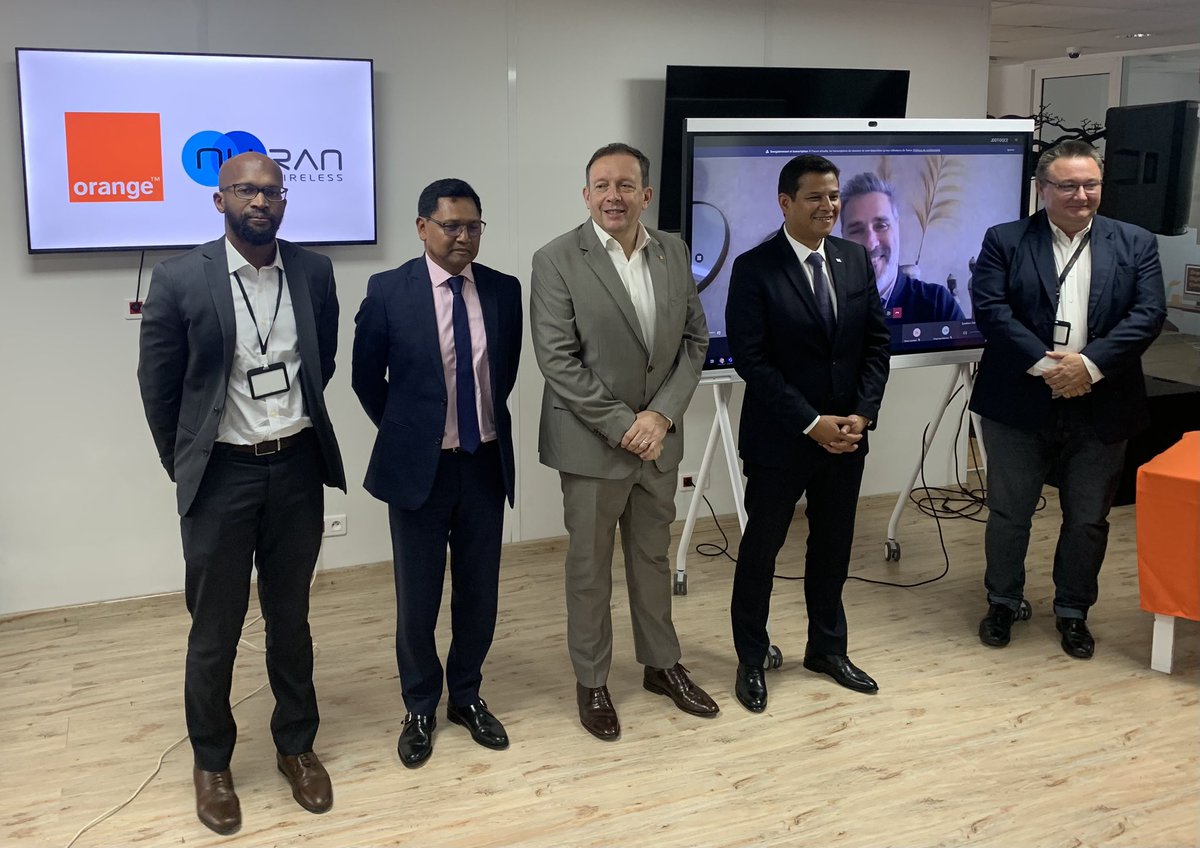 Mat_Berthelot's tweet photo. Signature de l’accord entre @orange_mg et @NuRANWireless , pour le déploiement de 500 antennes rurales, couvrant plus d’1 million de personnes à #Madagascar. Un vrai levier, aussi pour #OrangeMoney ! 🗼🇲🇬 https://t.co/mkcGwggYDT