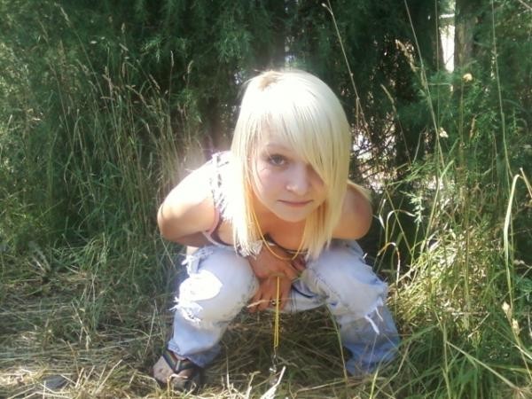 TheIconoclast17's tweet photo. Part 12: from my collection of girls #peeingoutside, #carpee, #squatingtopee, #publicpeeing, #peestream, #peeingwithfriends https://t.co/stti7gNxqu