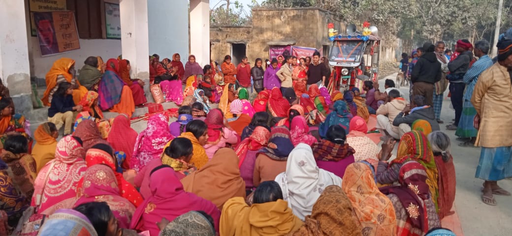 पिछले कुछ हफ्तों में <a href="/JJSSBIHAR/">JJSSBIHAR</a>  के साथी अलग अलग प्रखंड और जिलों में सत्याग्रह पर बैठे पर आज बरारी (<a href="/DM_Katihar/">जिला प्रशासन, कटिहार</a>) में PO ने आने से भी इंकार कर दिया, इस भयंकर ठंड में सैकड़ों साथी वहीं प्रखंड पर रात रुके 

#NMMS ऐप वापस लो
#ReviveNREGA #GuaranteeRightToWork