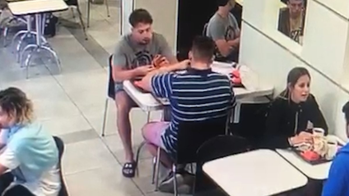 Quien mata sin escrúpulos puede mentir sin escrúpulos. Les recuerdo que ustedes a Fernando lo amenazaron, lo emboscaron y lo mataron.

Encima, para coronar la noche, se fueron a comer hamburguesas como si nada hubiese sucedido. Parece que matar da hambre.