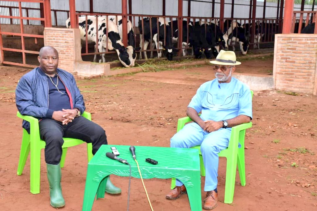UbumweHebdo's tweet photo. Umukuru w'igihugu @GeneralNeva yakiriye i Bugendana muri zone Bitare mu ntara ya @Gitega aho asanzwe arangurira imigambi y'uburimyi n'ubworozi bwa kijambere, uwatanguje umugambi Songhai mu gihugu ca Bénin, patiri Godfrey N'zamujo. https://t.co/NLjc3xRWXa