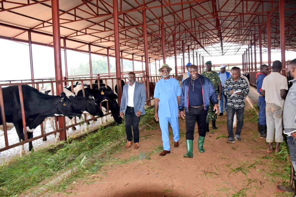 UbumweHebdo's tweet photo. Umukuru w'igihugu @GeneralNeva yakiriye i Bugendana muri zone Bitare mu ntara ya @Gitega aho asanzwe arangurira imigambi y'uburimyi n'ubworozi bwa kijambere, uwatanguje umugambi Songhai mu gihugu ca Bénin, patiri Godfrey N'zamujo. https://t.co/NLjc3xRWXa