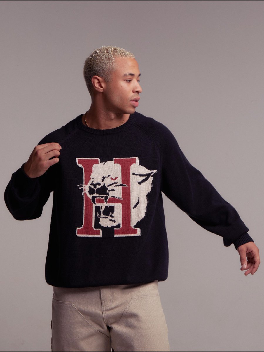 Trending: Varsity Honor The Gift, established for their quality and purpose, present the Mascot Knitted Sweatshirt. Coming in a black colourway and knitted construction, this knit sweatshirt is a layering must-have. bit.ly/3FDkFUj #Tessuti #HonorTheGift #Fashion