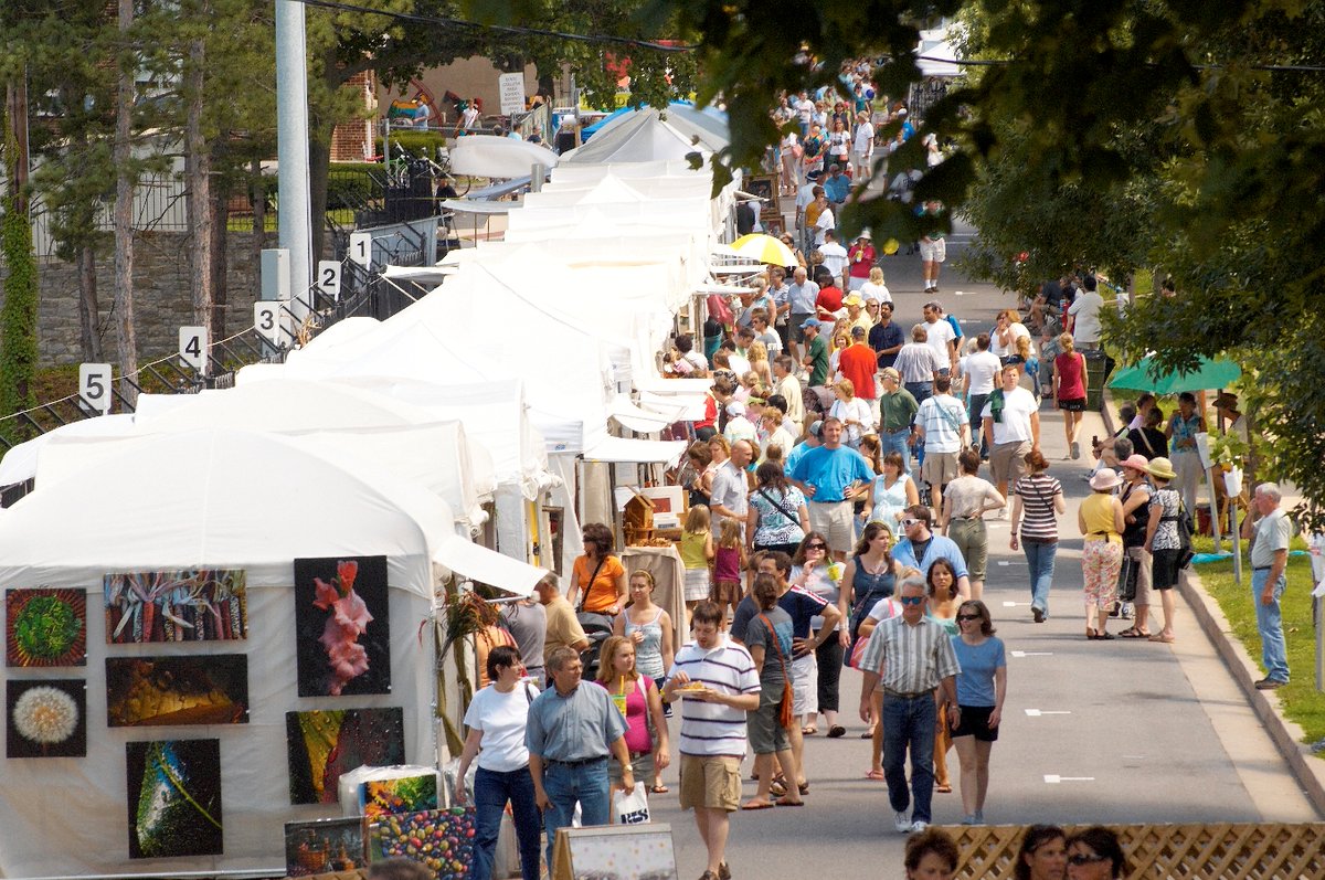 The 2023 Sidewalk Sale &amp; Exhibition artist application deadline is Friday, January 20!  Apply here: bit.ly/3VUI628