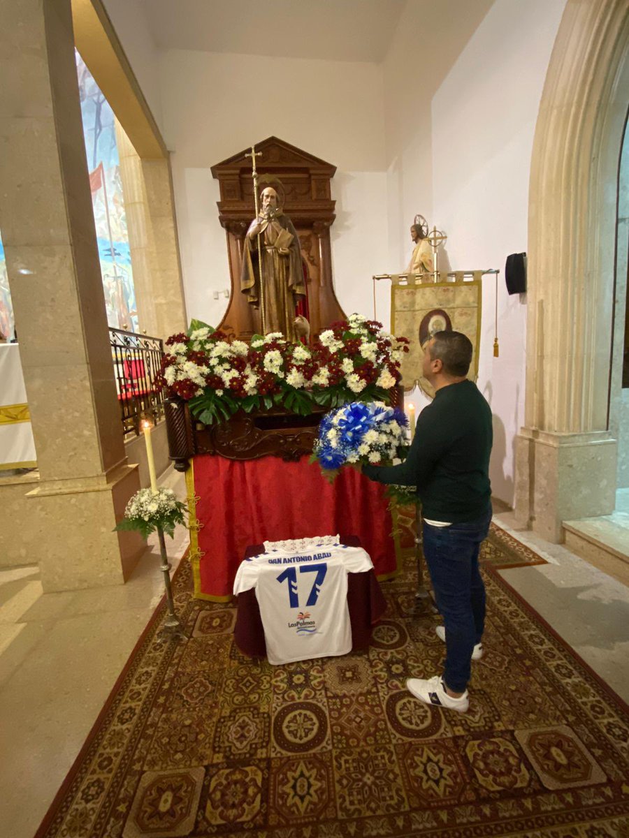 Hoy 17 de Enero la plantilla de la <a href="/UDTamaraceite/">U.D. Tamaraceite</a> junto a su presidente Héctor Ramirez , realizó la ofrenda floral a nuestro patrón, San Antonio Abad. SALUD PARA TODOS 🙏♥️