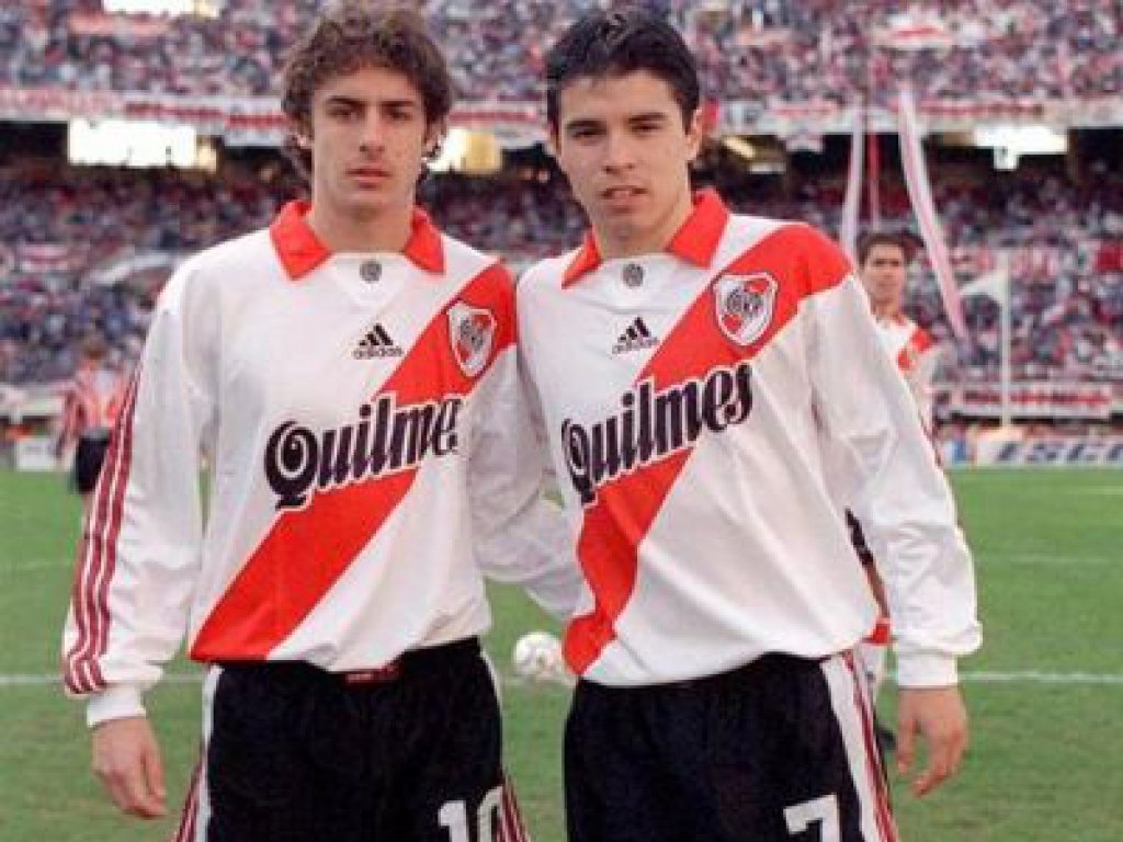 Footballtweet's tweet photo. Do you recognise both of them? 👀 https://t.co/8jakITMtIi