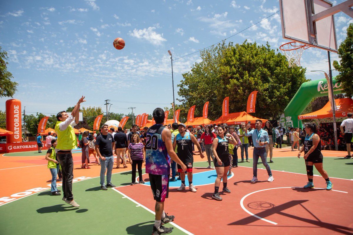 Muni_Renca's tweet photo. [HILO] 🧵 
Con la inauguramos la recicancha de Villa San Genaro, #Renca se convierte en la primera en el país en contar con plástico reciclado en su infraestructura y continúa a la vanguardia en la promoción del reciclaje, la sustentabilidad y el cuidado del #MedioAmbiente. https://t.co/DYpDu2Aufn