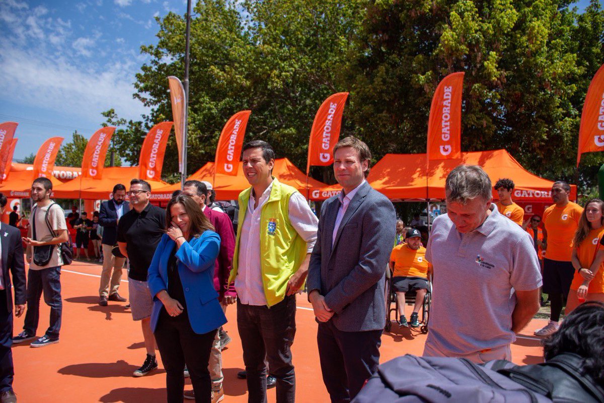 Muni_Renca's tweet photo. [HILO] 🧵 
Con la inauguramos la recicancha de Villa San Genaro, #Renca se convierte en la primera en el país en contar con plástico reciclado en su infraestructura y continúa a la vanguardia en la promoción del reciclaje, la sustentabilidad y el cuidado del #MedioAmbiente. https://t.co/DYpDu2Aufn
