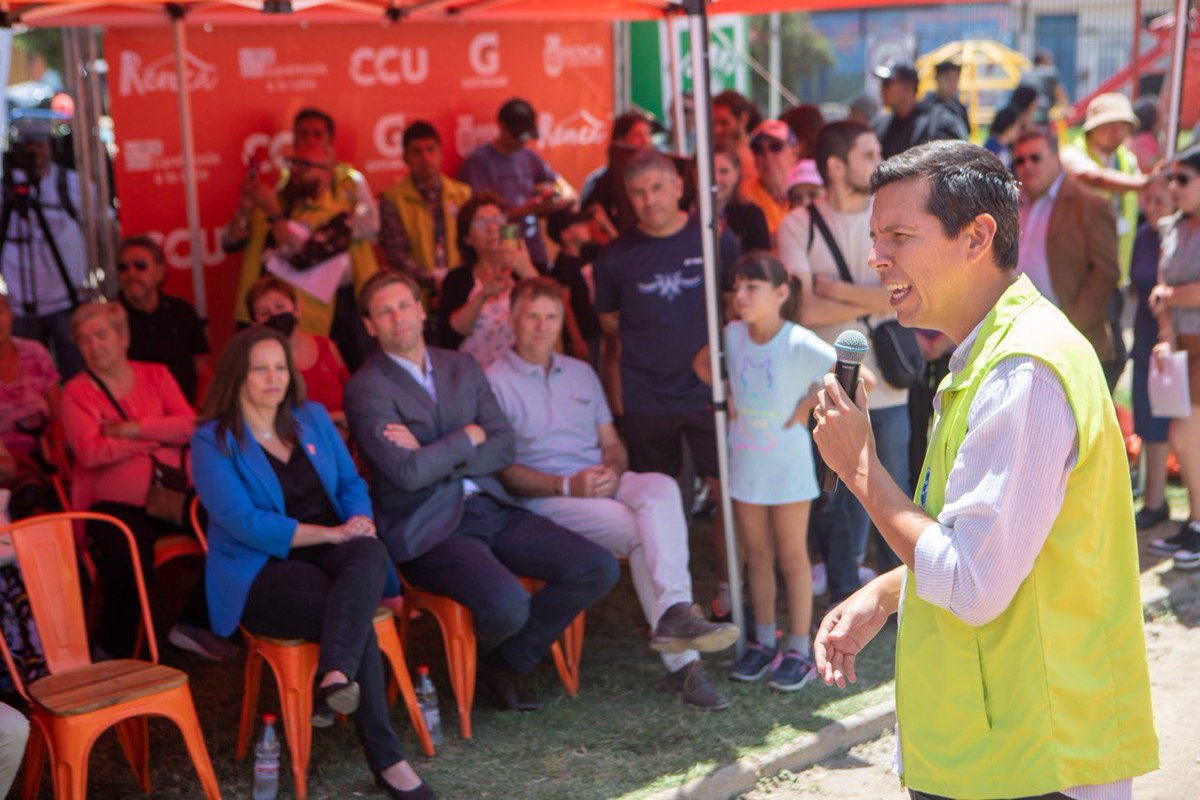 Muni_Renca's tweet photo. [HILO] 🧵 
Con la inauguramos la recicancha de Villa San Genaro, #Renca se convierte en la primera en el país en contar con plástico reciclado en su infraestructura y continúa a la vanguardia en la promoción del reciclaje, la sustentabilidad y el cuidado del #MedioAmbiente. https://t.co/DYpDu2Aufn