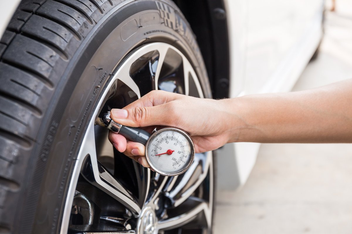 visscherpauauto's tweet photo. Did you know that every 10-degree change in ambient temperature can result in a loss or gain of 1 PSI?

Ensure sufficient #tirepressure this winter with regular checks! https://t.co/cgyceXSRvj