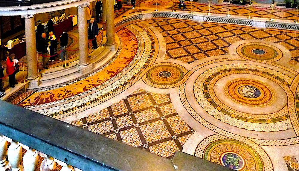 VictorianWeb's tweet image. For #TilesOnTuesday, hard to beat the brilliant Minton floor of St George's Hall in Liverpool! victorianweb.org/art/design/cer… (photos: Patrick Carson)