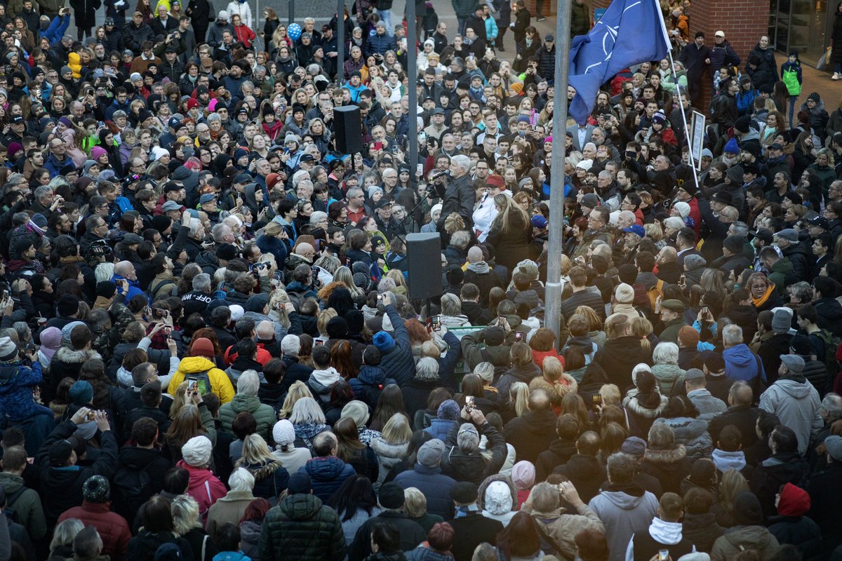 prezidentpavel's tweet photo. Jste neskuteční. Děkuji, že vám není jedno, jak se nám tu bude žít a kdo naši zemi povede. Ústí nad Labem. https://t.co/gZ73sq1p1S