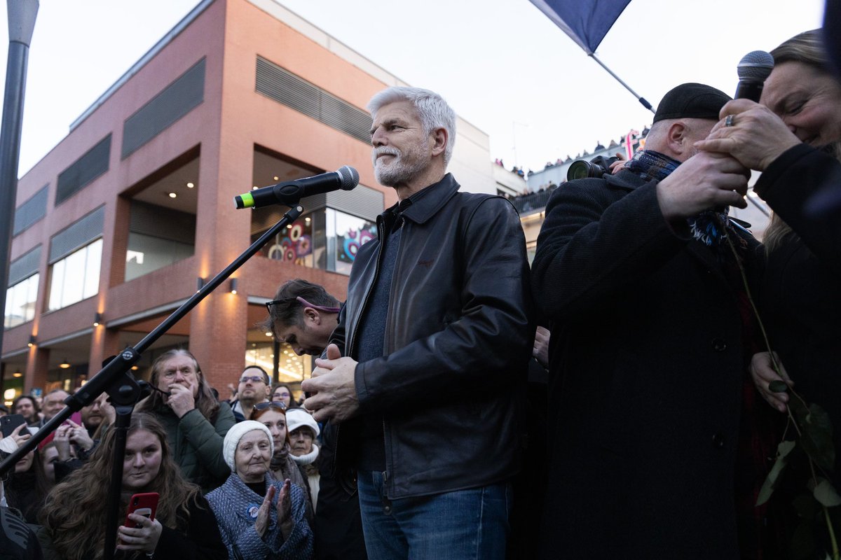 prezidentpavel's tweet photo. Jste neskuteční. Děkuji, že vám není jedno, jak se nám tu bude žít a kdo naši zemi povede. Ústí nad Labem. https://t.co/gZ73sq1p1S
