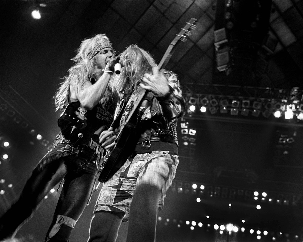 17 de enero de 1991: Bret Michaels y Jerry Cantrell. Alice in Chains tocó junto a Poison en Portland, OR, luego de que Warrant cancelara a último minuto y sumaran a AIC a reemplazarlos. Las bandas se unieron para interpretar 'Rock and Roll All Nite' de Kiss. 📷 @karenmasonblair