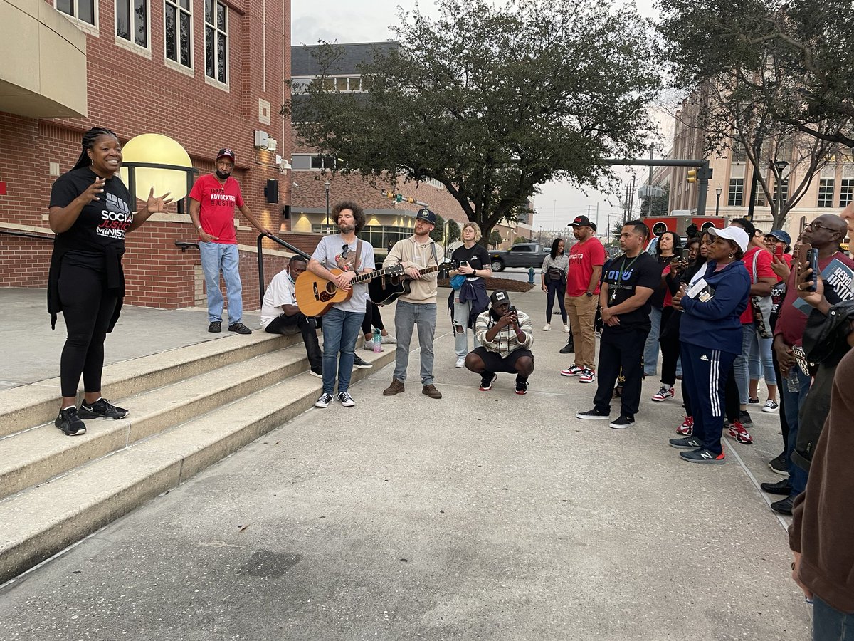 howardlee58's tweet photo. What a blessed encounter this was. Worship in the city. For all to view and join. And a ministry message of justice for all to feel and believe. @restoringjustic @soonthirdward https://t.co/7swMNgIsRO
