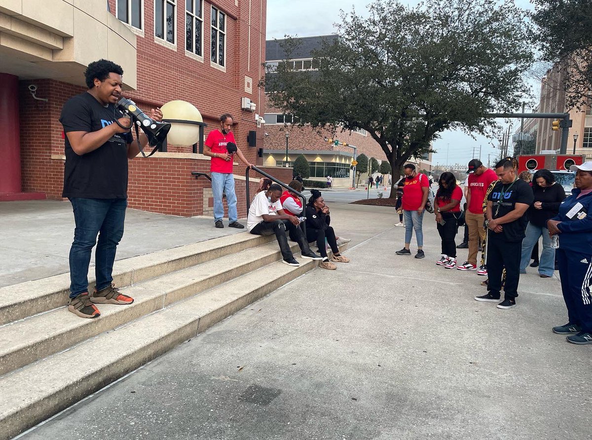 howardlee58's tweet photo. What a blessed encounter this was. Worship in the city. For all to view and join. And a ministry message of justice for all to feel and believe. @restoringjustic @soonthirdward https://t.co/7swMNgIsRO