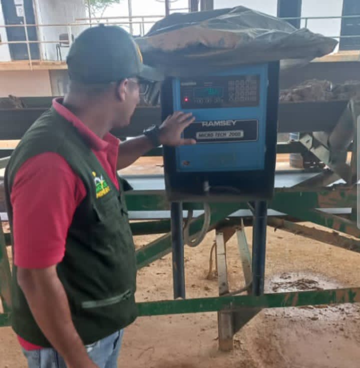 senafim_gob's tweet photo. #SenafimAlDía
#Bolívar | La Inspectoría Regional de #Senafim realizó una inspección técnica en la Planta Minera Pacific, donde se verificó el libro diario de control de elucion, funcionamiento del pesometro y reconocimiento al área de la romana.
#SancionaLasSancione https://t.co/PUuCqJZGv4