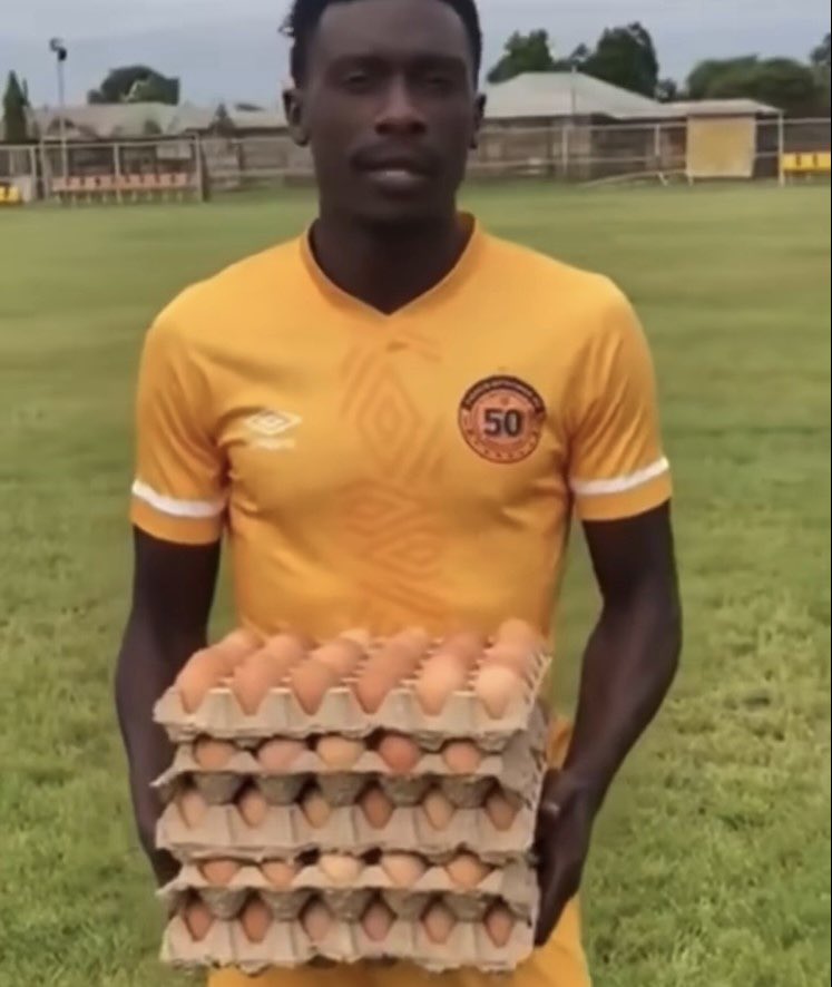 futebol_info's tweet photo. O jogador Kennedy Musonda recebeu um prêmio após ter sido eleito o melhor em campo em partida na Zâmbia: 5 caixas de ovos.

🗞 @nahuelzn 
📸 Reprodução https://t.co/AymfscVKdT