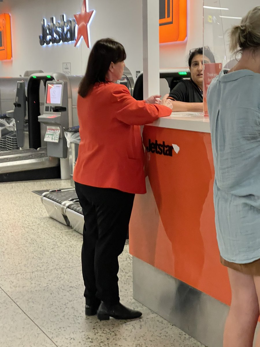 chosayeeda's tweet photo. As seen on the picture, these ladies were as helpful as a rat’s shoe! She kept saying “there’s no flight at 8.25am”. I explained that my flight was rescheduled by @JetstarAirways for @Qantas but as entitled as these CS reps are, she declined to help. https://t.co/FBfNsR1sNJ