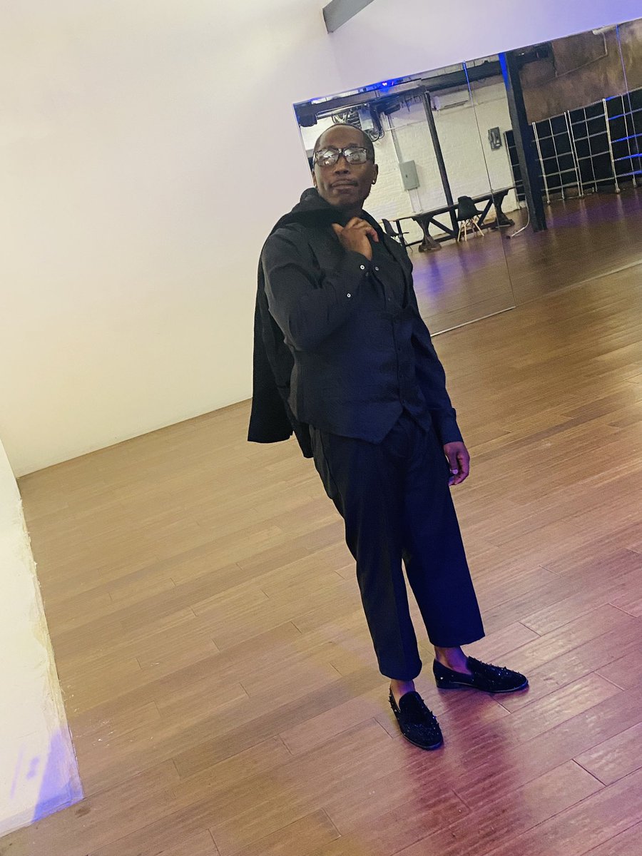 TazzAlbea's tweet photo. Grown&amp;Sexy #allblackeverything https://t.co/TOnAFC0mK8