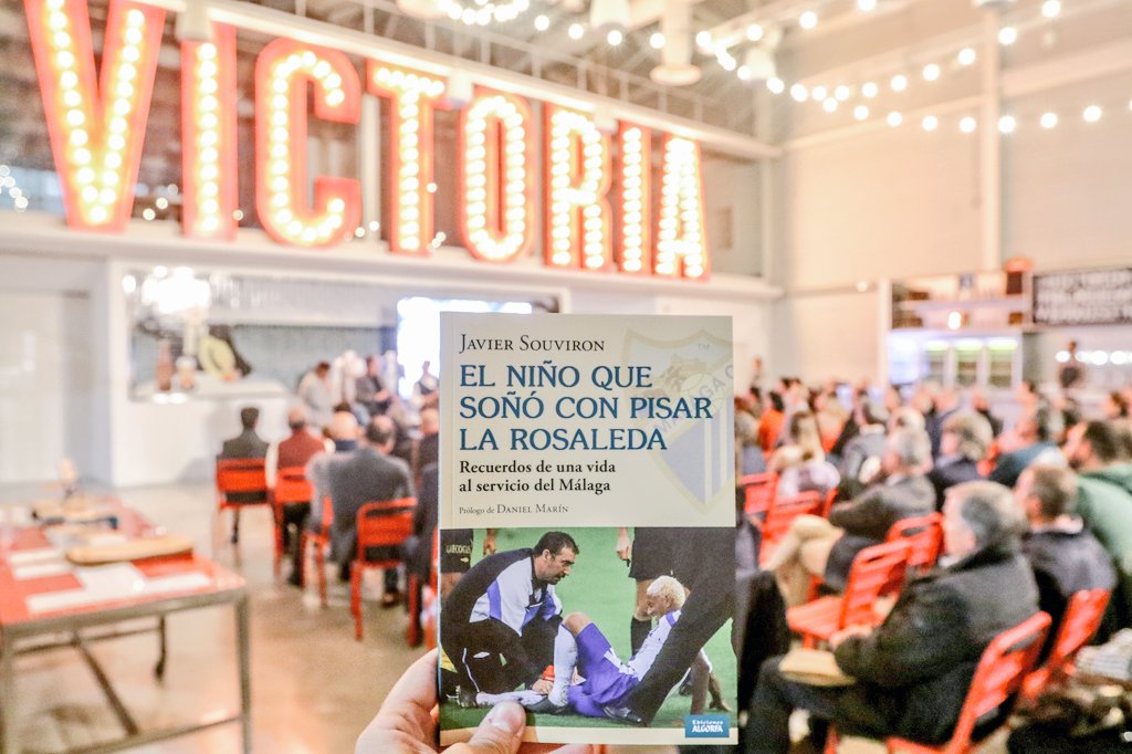 edALGORFA's tweet photo. Increíble acogida de cervezas Victoria @CervezaVictoria en la presentación del libro: "El niño que soñó con pisar La Rosaleda"

#futbol
#MalagaCF
#malaga
Fotos de @lorenzocarnero1 

https://t.co/kD5a4xPYww https://t.co/U8v0MFNiBx