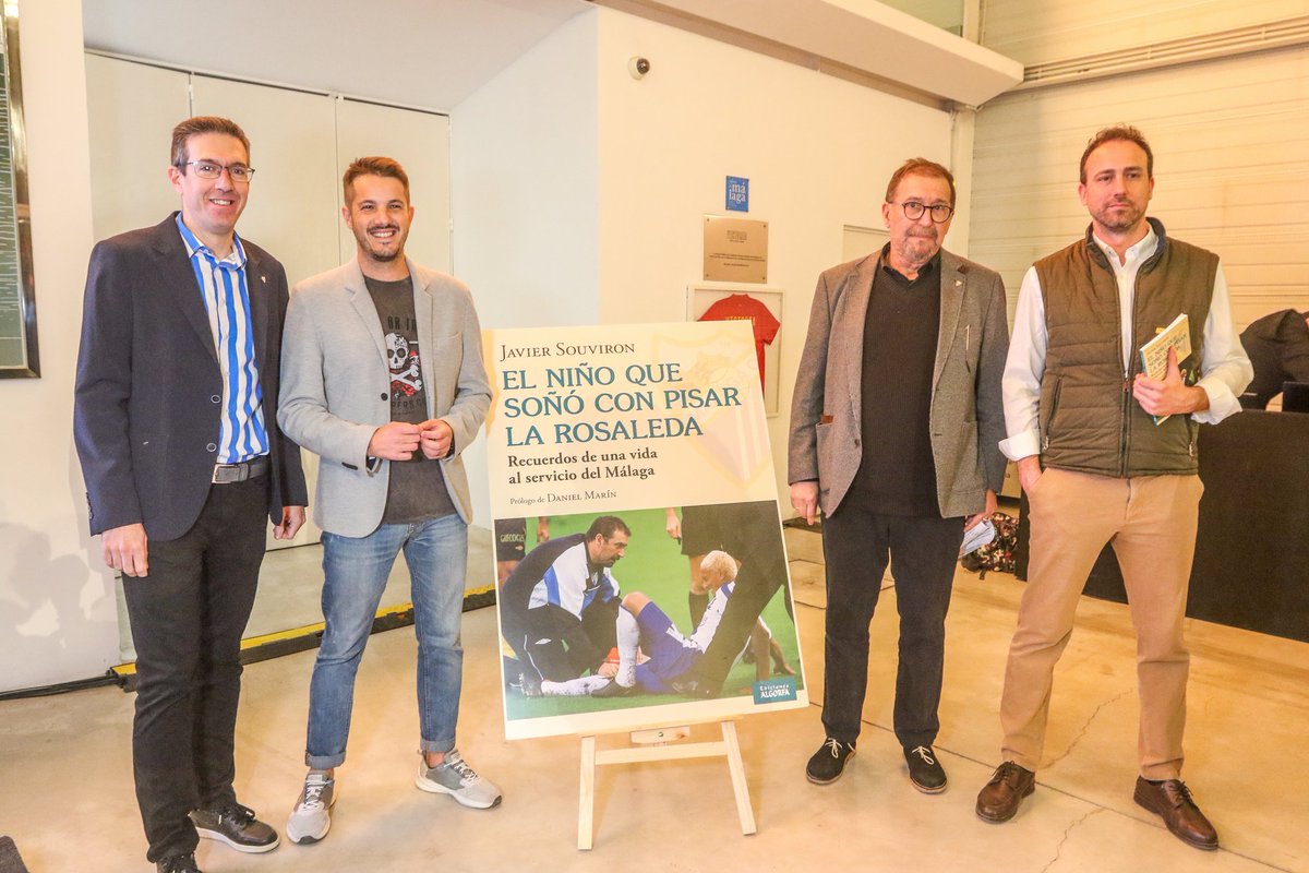 edALGORFA's tweet photo. Increíble acogida de cervezas Victoria @CervezaVictoria en la presentación del libro: "El niño que soñó con pisar La Rosaleda"

#futbol
#MalagaCF
#malaga
Fotos de @lorenzocarnero1 

https://t.co/kD5a4xPYww https://t.co/U8v0MFNiBx
