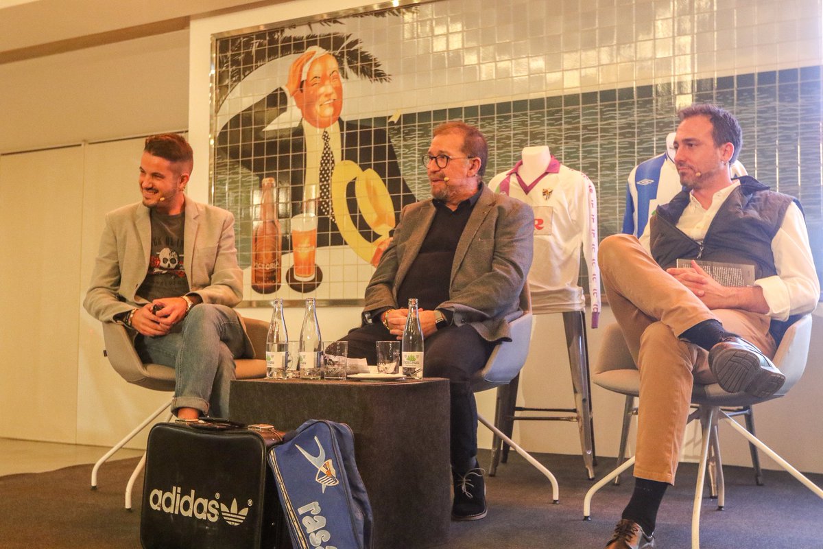 edALGORFA's tweet photo. Increíble acogida de cervezas Victoria @CervezaVictoria en la presentación del libro: "El niño que soñó con pisar La Rosaleda"

#futbol
#MalagaCF
#malaga
Fotos de @lorenzocarnero1 

https://t.co/kD5a4xPYww https://t.co/U8v0MFNiBx