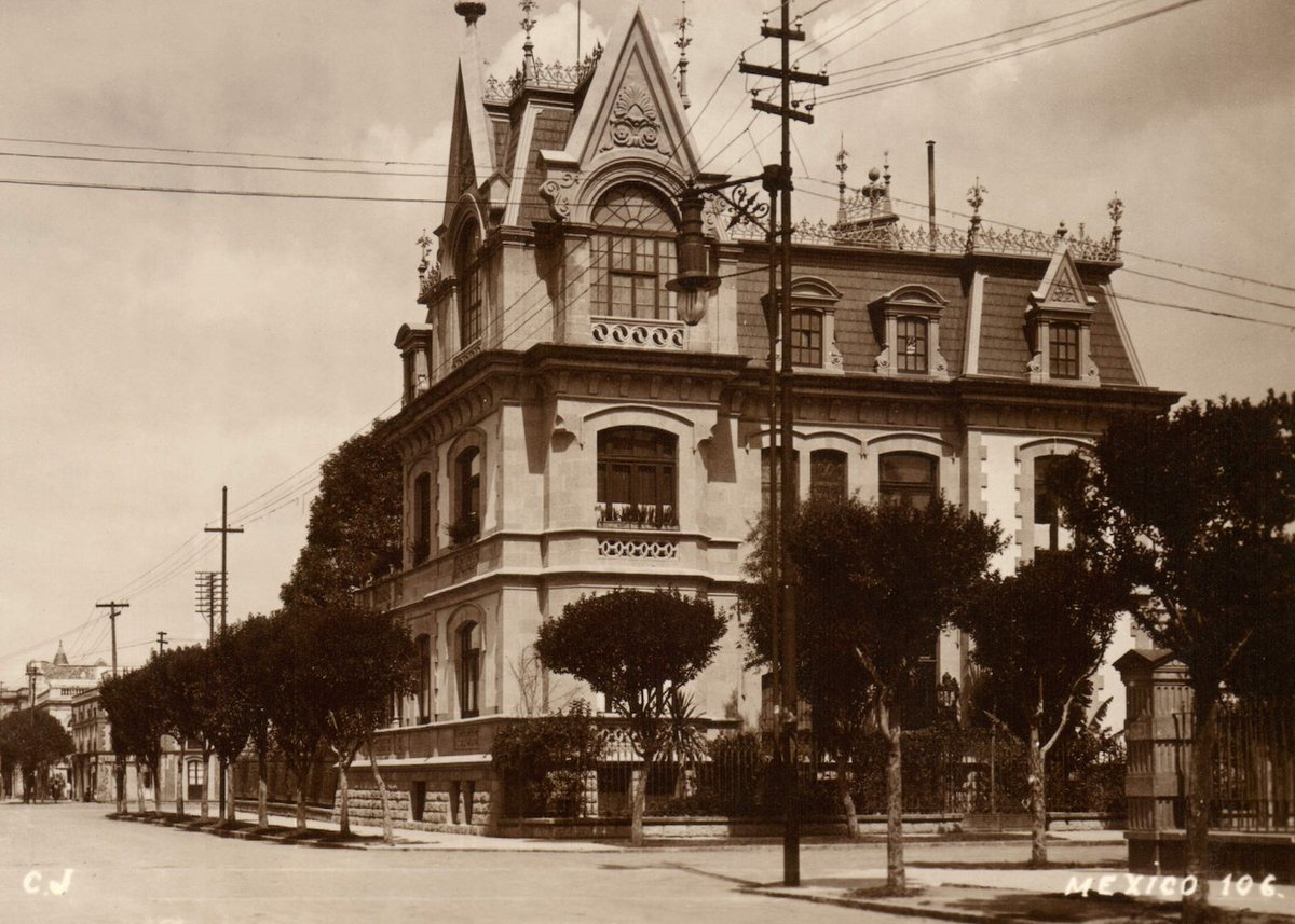 cdmexeneltiempo's tweet photo. La esquina de Hamburgo y Havre, en la colonia Juárez, alrededor de 1920: https://t.co/g19jAqkBgT
