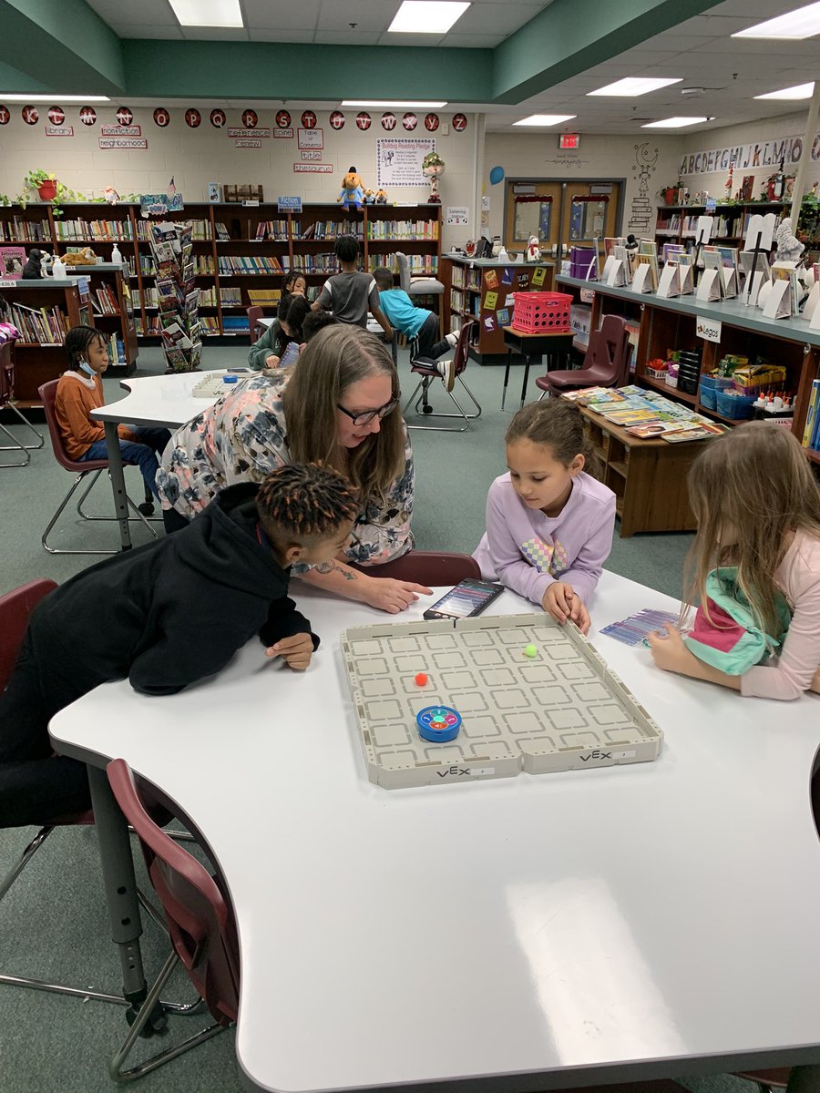 DowdyOHES_MC's tweet photo. Vex 123 with @Jchilds05 in Oak Hill ASAP! Bulldogs using code readers!@OHES_Covington @tutuedtech @DeenajSams @SamoraHoward @RuthieGreen https://t.co/yLdhQM93Bz