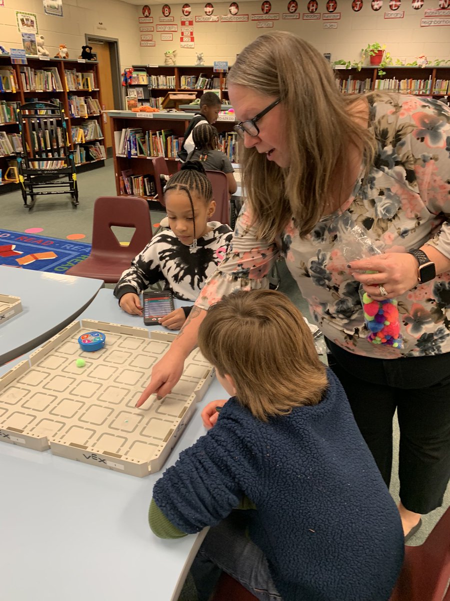 DowdyOHES_MC's tweet photo. Vex 123 with @Jchilds05 in Oak Hill ASAP! Bulldogs using code readers!@OHES_Covington @tutuedtech @DeenajSams @SamoraHoward @RuthieGreen https://t.co/yLdhQM93Bz