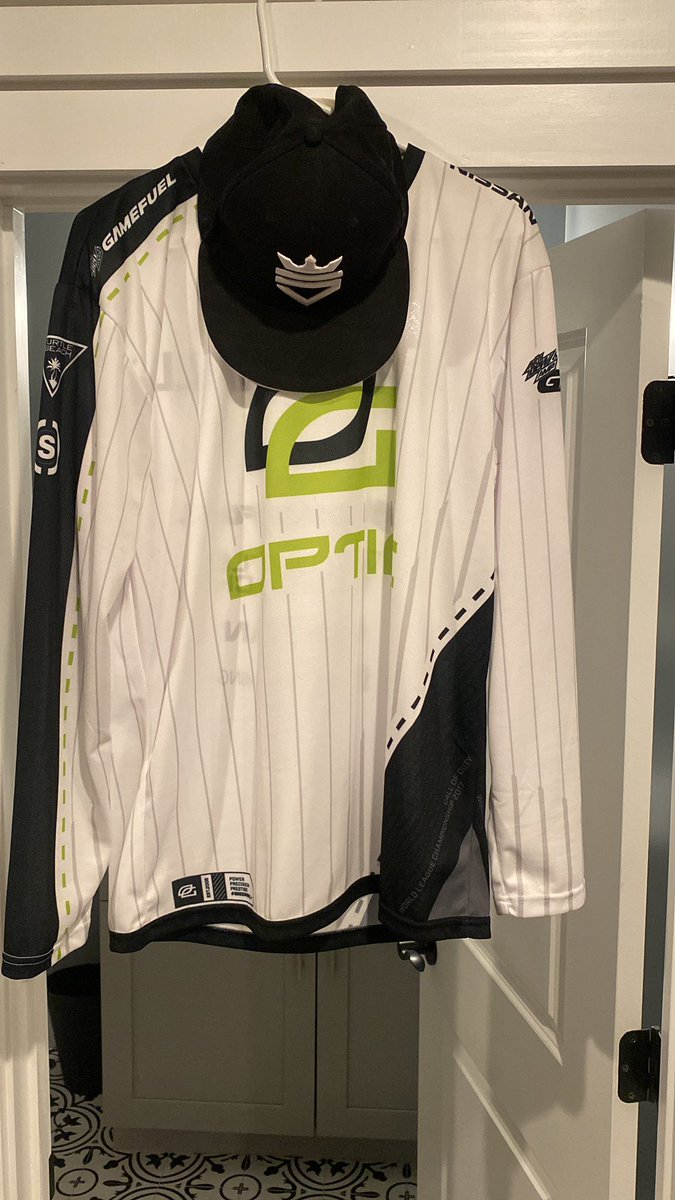 InfraredSB's tweet photo. It was an honor to be able to meet the greatest players and watch all their careers. Couldn’t be more sad about scump but so happy I got to experience every step of the way #GreenWall #dynasty https://t.co/LoCbvZg9xW