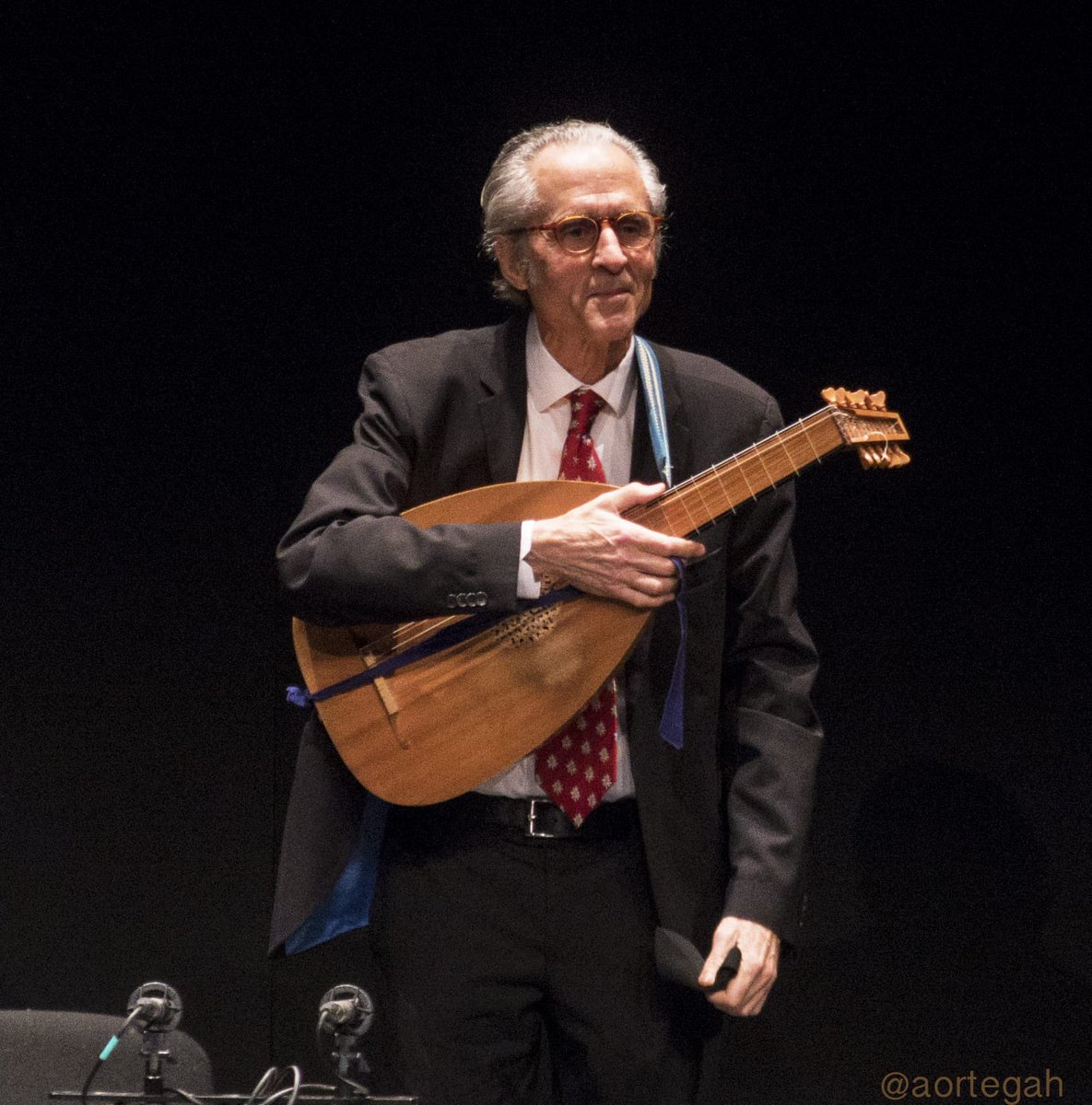 amoral07's tweet photo. #HopkinsonSmith en el @cbamadrid
“Volver a escuchar a un mito de la música antigua y lo emocionante que es ver a alguien de edad tan respetable con tanta pasión y energía, son motivos tan admirables como suficientes para haber disfrutado el concierto”
👉 https://t.co/GU0outIUel https://t.co/8RiQGxYsEz