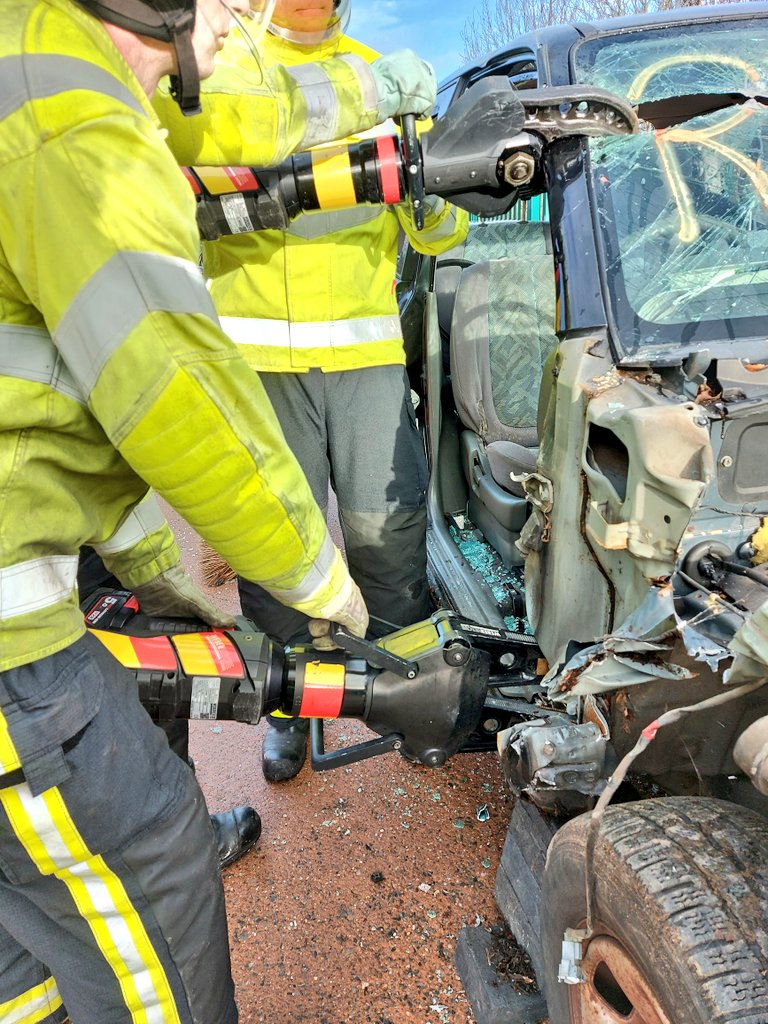 ChrisGi73652719's tweet photo. More training! RTC drills, getting as many cuts out of the car as possible! Focusing on the #DashLift and #DashRoll Great effort Red watch (and guests)! https://t.co/fcAjGfmwtE