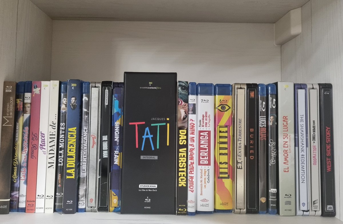 jesuscasas55's tweet photo. Colocando las últimas adquisiciones de estas Navidades, alguna edición ha entrado en esta balda, donde hay cine y cineastas con mucho significado personal.
#Cine @rodrigocortes #Tati #Ophuls #Ford #Spielberg #Buñuel #Berlanga #Chicho https://t.co/5eP54up2jo
