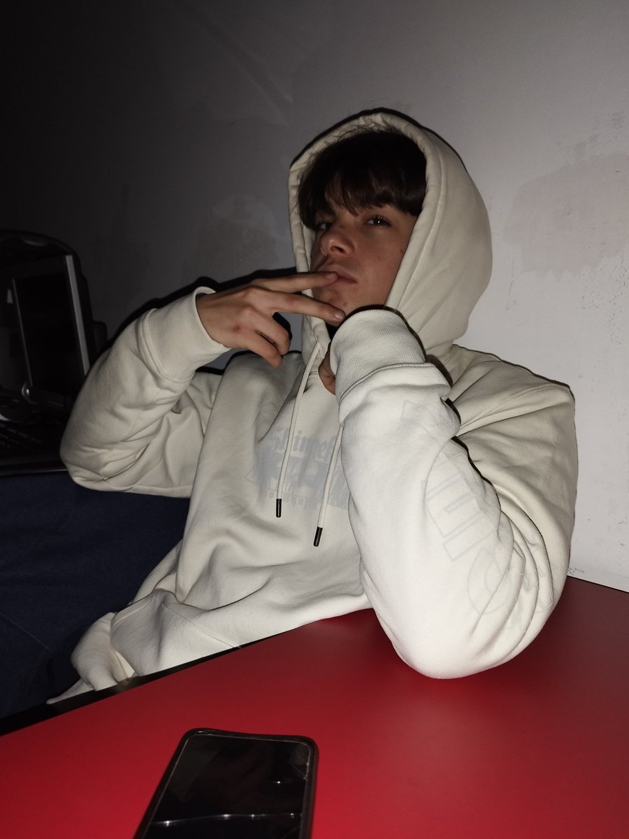 RodoYeray's tweet photo. Se busca por cargos de asesinato violacion y trafico de drogas.
Ultima ubicacion localizada cercanias de Roda de Ter y Manlleu.
Porfavor a la minima informacion contacten con la policia.
DIFUSION MAXIMA https://t.co/Hwspirl84W