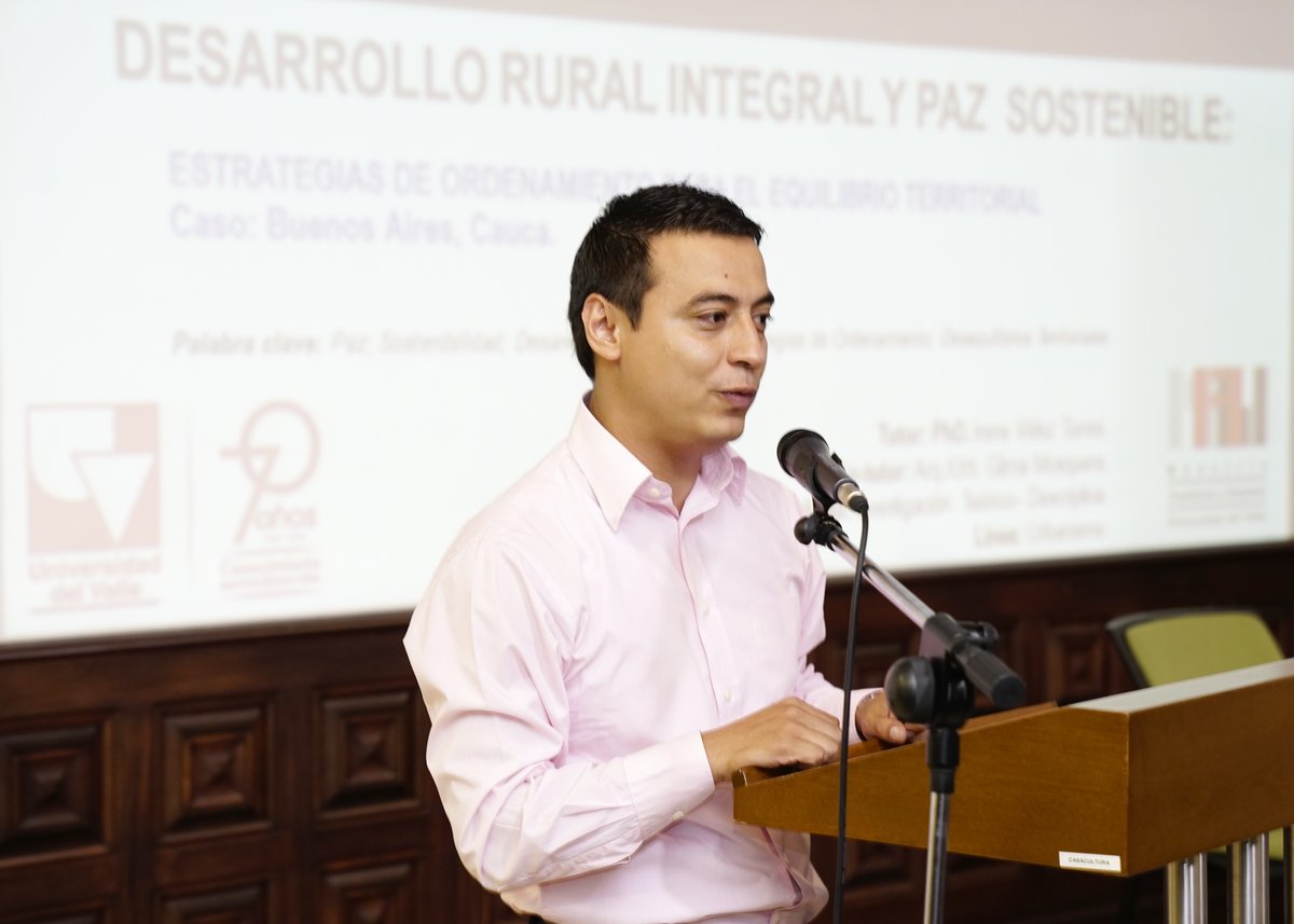 Premio_jbm's tweet photo. #Investigadores #PremioJorgeBernal
Luis Fernando Taylor Orozco, estudiante de la maestría en Arquitectura y Urbanismo de @UnivalleCol. Ganó la 7° versión del Premio @CONFIARCoop, busca contribuir al equilibrio del territorio rural en Buenos Aires, Cauca. 
https://t.co/30dcD2IoXq https://t.co/gjGtd10yY7