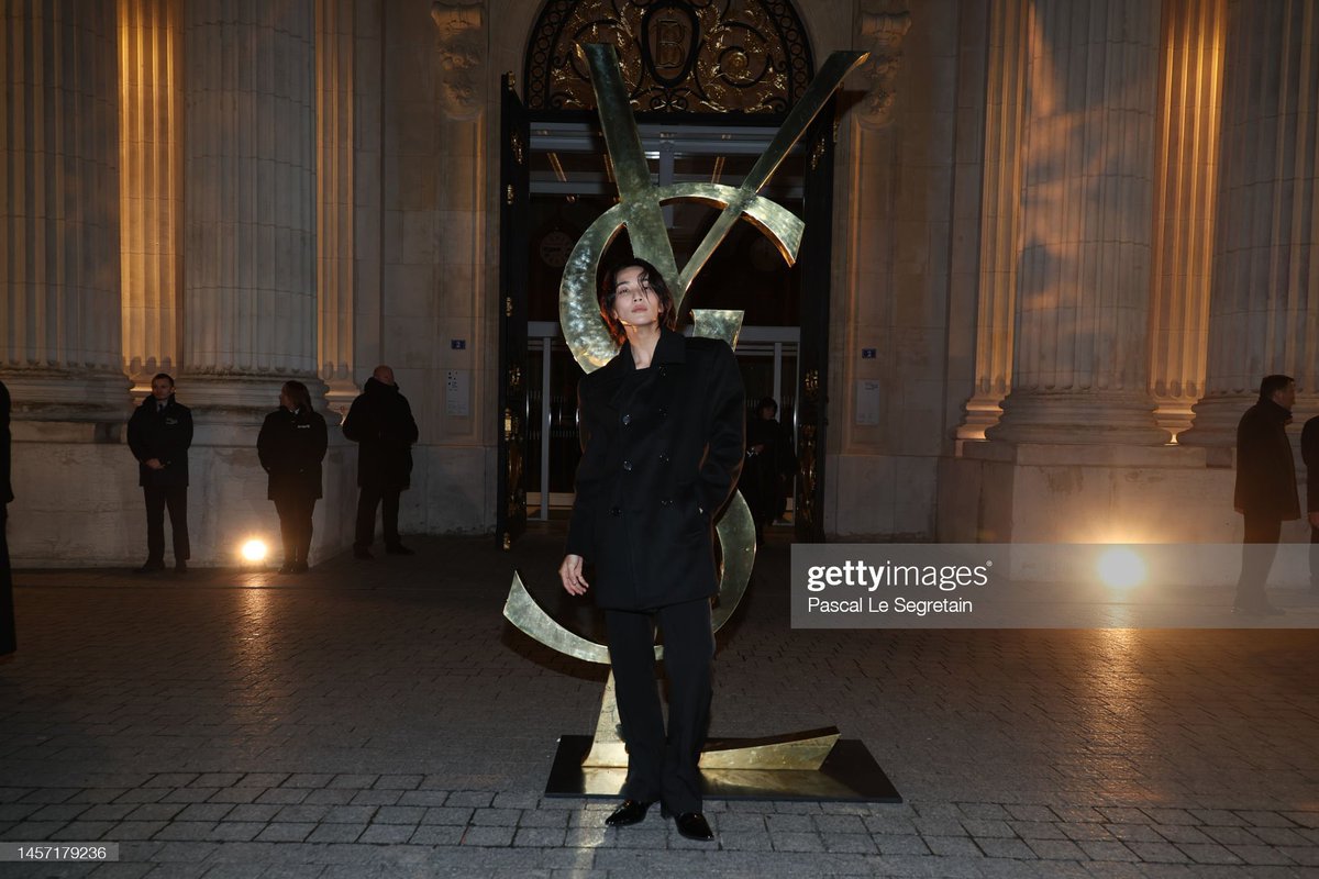 viethoshi's tweet photo. jeonghan posing like he owns 51% of ysl https://t.co/jajhcSK4YJ