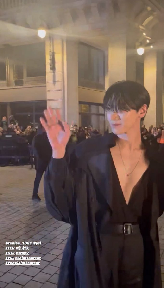 nyamdhh_'s tweet photo. อหหหหห เตนล์หล่อมาก แพงมาก ซีนพบปะประชาชน 
#SaintLaurentxTEN https://t.co/3g8Ktraov7