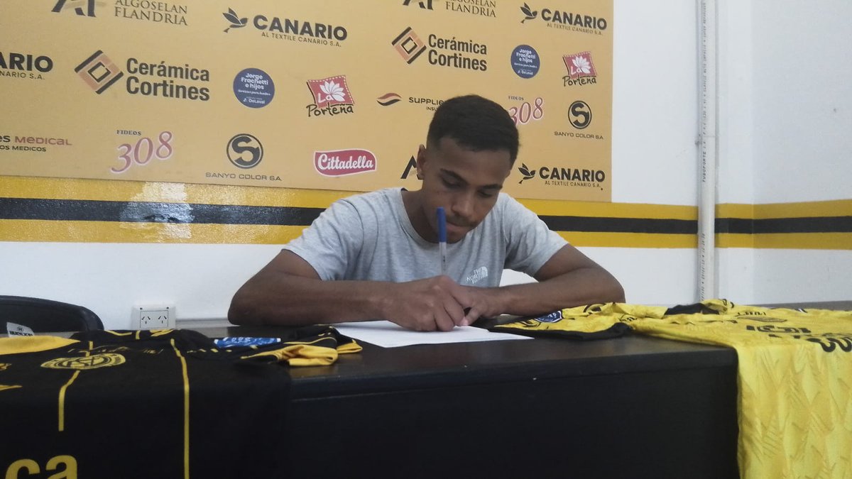 CSyDFlandria's tweet photo. ✍️ Alan Maimo y Julián Correa, jugadores de nuestras divisiones inferiores, firmaron su primer contrato profesional.

Dos pibes más en nuestro plantel de Primera División. 
¡Felicitaciones! 💛🖤 https://t.co/qDRbJ4tZec
