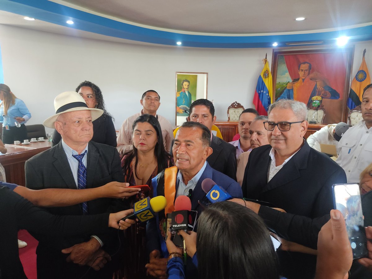 Eliolp09's tweet photo. Gobernador @albertogalindez realizó la entrega de memoria y cuenta de su gestión año 2022. La actividad se realizó este martes en el salón de sesiones del Consejo Legislativo del estado Cojedes. https://t.co/tFvc4zF56p