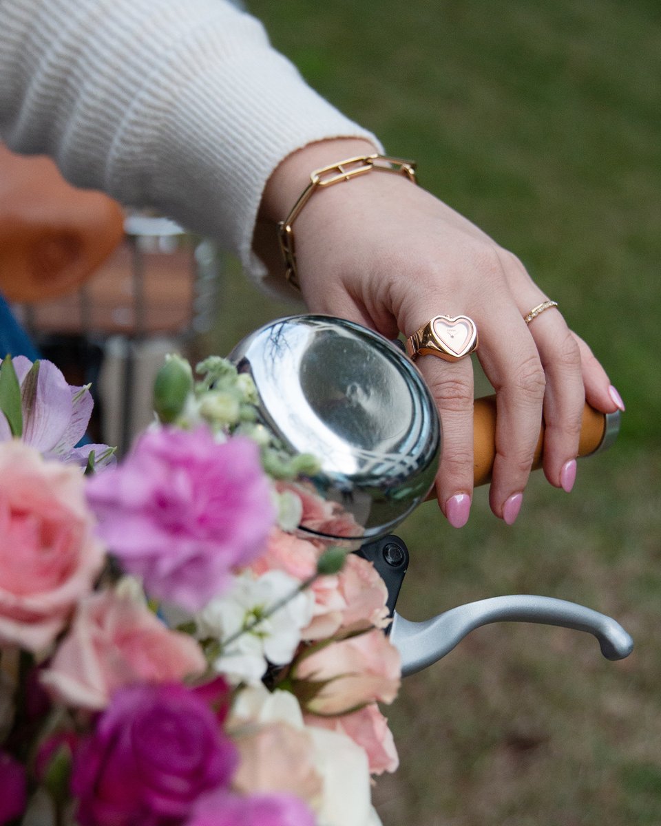 Fossil's tweet photo. *Ring ring* special delivery๐โโ๏ธ๐ #CurrentCrush
https://t.co/mNhdEqiRrz https://t.co/Mjg0Gd4zrb